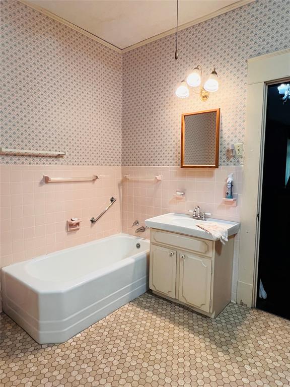 505 North Elm Street Comanche, TX 76442 - Photo 16 of 40 a bathroom with a sink vanity and mirror