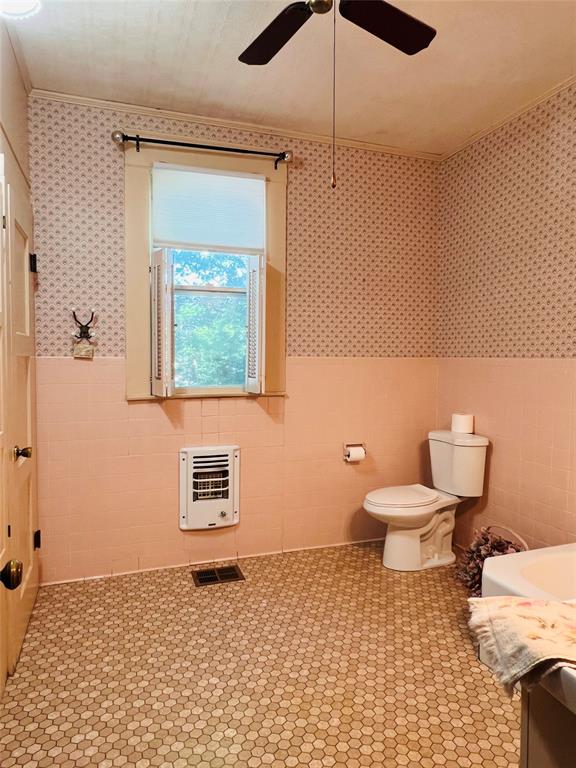 505 North Elm Street Comanche, TX 76442 - Photo 17 of 40 a bathroom with a toilet