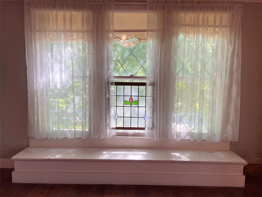 505 North Elm Street Comanche, TX 76442 - Photo 24 of 40 a view of bath room and window