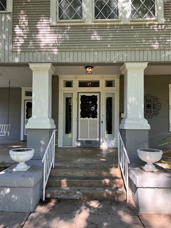 505 North Elm Street Comanche, TX 76442 - Photo 4 of 40 a front view of a house with outdoor seating