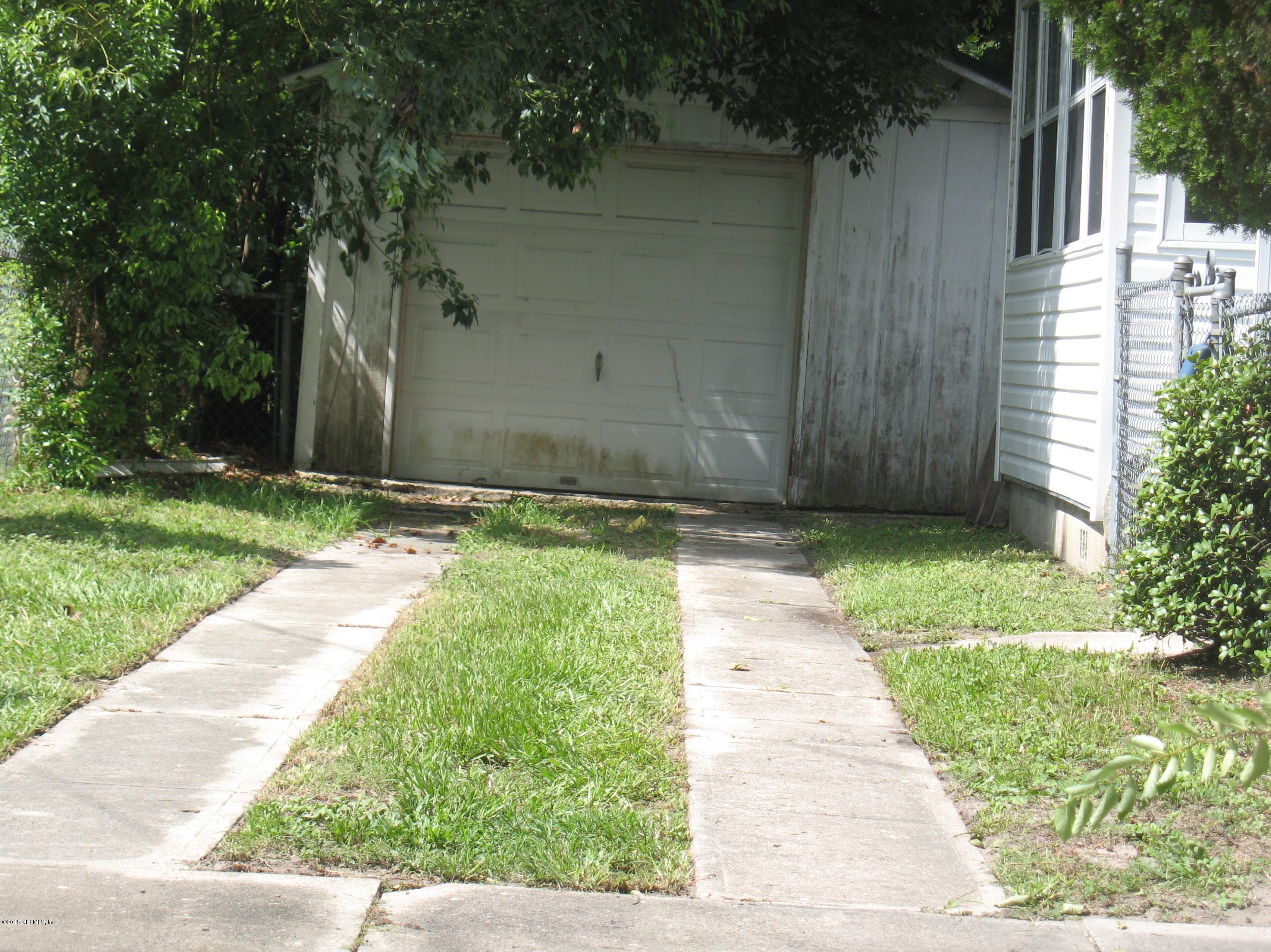 4834 Dundee Road Jacksonville, FL 32210 - Photo 19 of 28 a backyard of a house with lots of green space