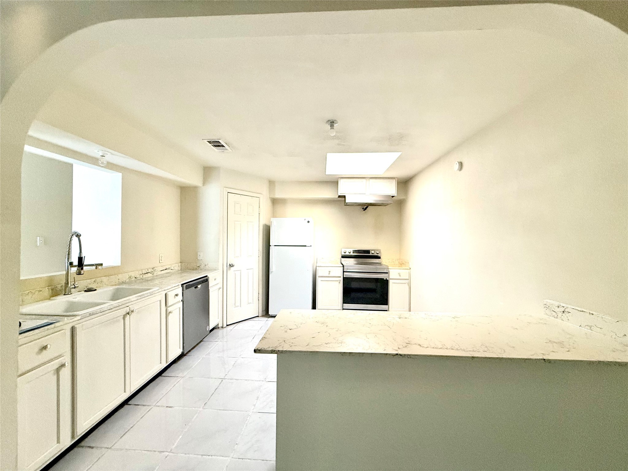 3918 Summit Valley Drive Houston, TX 77082 - Photo 4 of 12