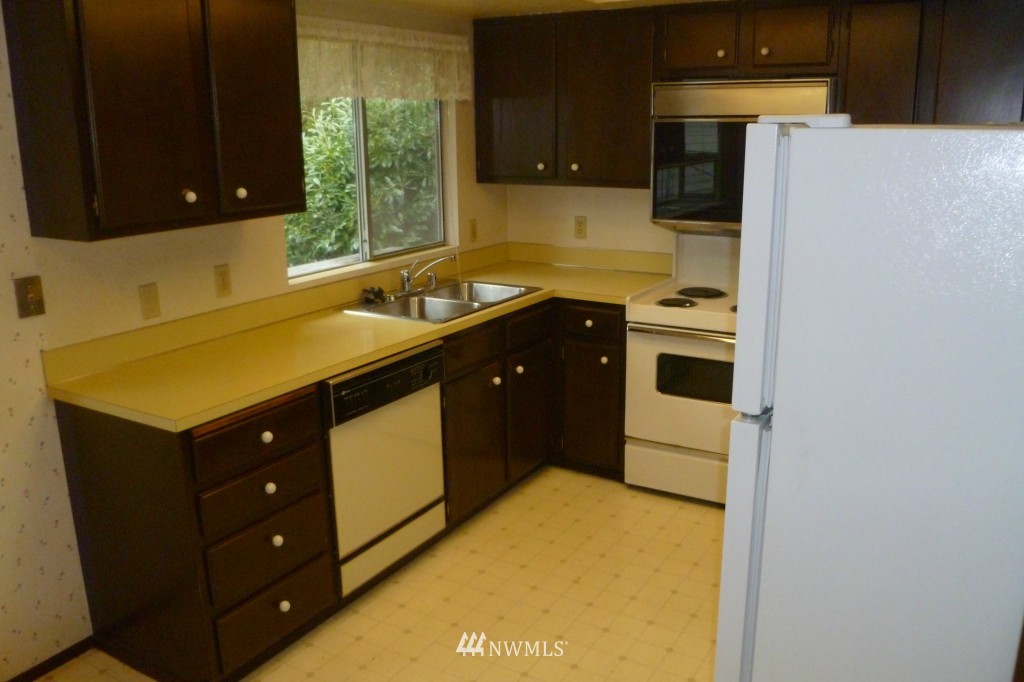 1224 205th Street Southeast Bothell, WA 98012 - Photo 4 of 11 Gallery Image 4