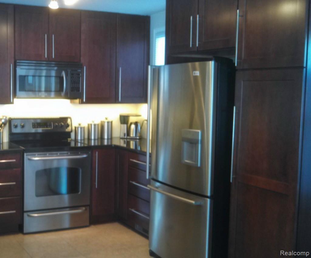 297 South Cranbrook Cross Road Bloomfield Hills, MI 48301 - Photo 9 of 17 Kitchen 3.jpg