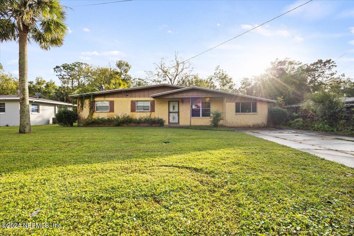 a view of house with a garden