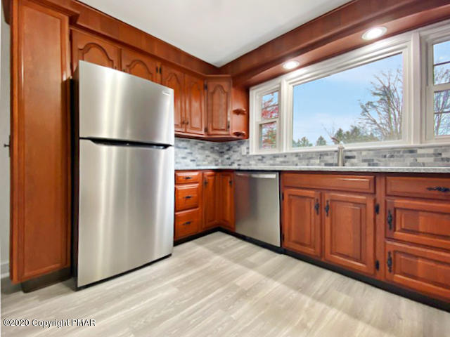 7522 Old Coach Road Stroudsburg, PA 18360 - Photo 18 of 68 a kitchen with granite countertop a refrigerator and a sink