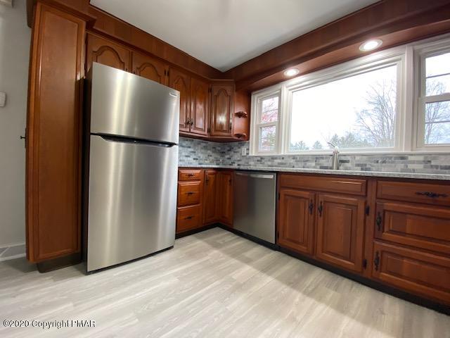 7522 Old Coach Road Stroudsburg, PA 18360 - Photo 21 of 68 a kitchen with granite countertop a refrigerator and a sink