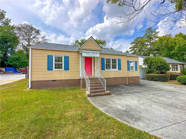 a view of a house with a yard