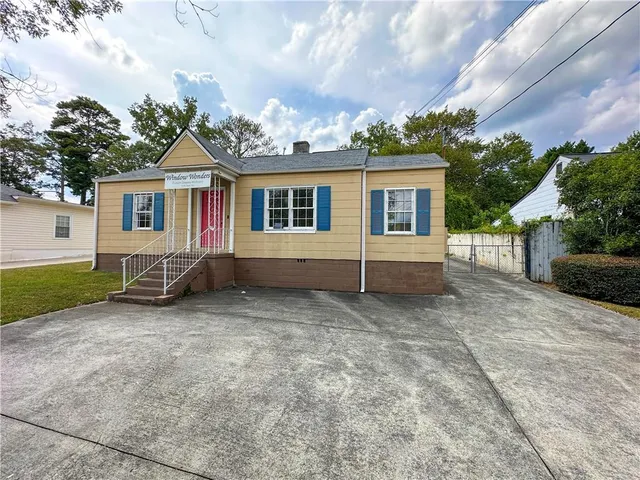 a view of a house with a yard
