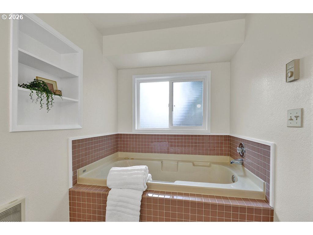 2372 South 22nd Court Florence, OR 97439 - Photo 21 of 33 a bathroom with a bathtub