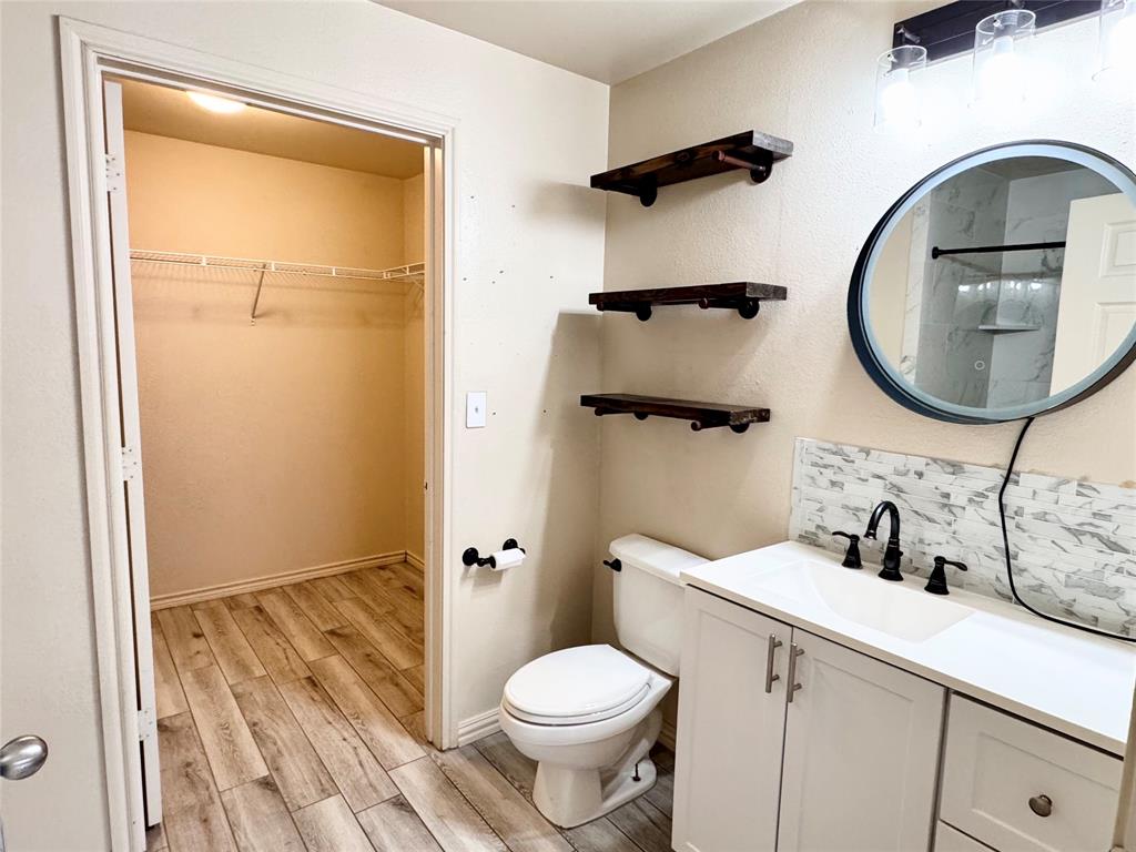 3102 Kings Road, Unit 2106 Dallas, TX 75219 - Photo 13 of 20 a bathroom with a toilet sink and mirror