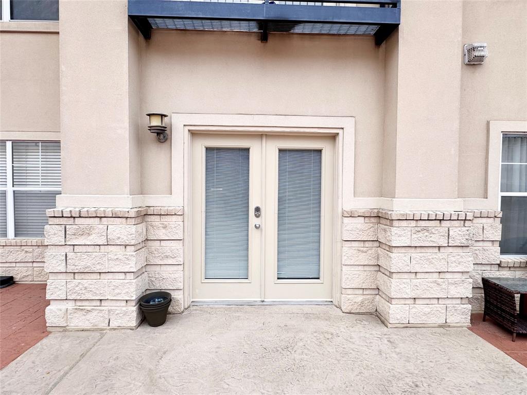 3102 Kings Road, Unit 2106 Dallas, TX 75219 - Photo 17 of 20 front view of a house with a stove