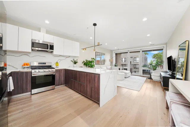 $449,900 | 2342 West Adams Street, Unit 304, Chicago, IL 60612