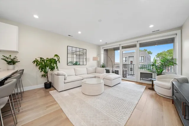 $449,900 | 2342 West Adams Street, Unit 304, Chicago, IL 60612