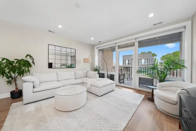 $449,900 | 2342 West Adams Street, Unit 304, Chicago, IL 60612