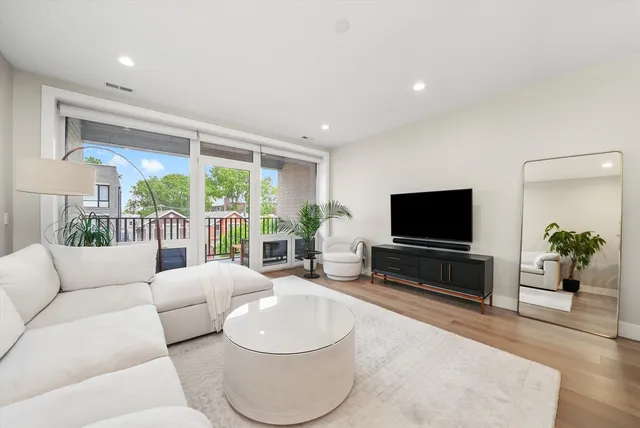 $449,900 | 2342 West Adams Street, Unit 304, Chicago, IL 60612