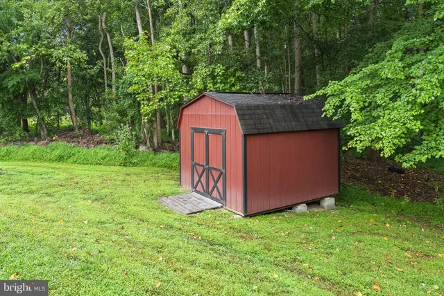 a view of a barn in the middle of a yard