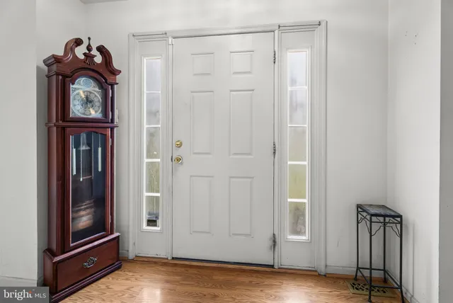a view of a livingroom with wooden floor and closet
