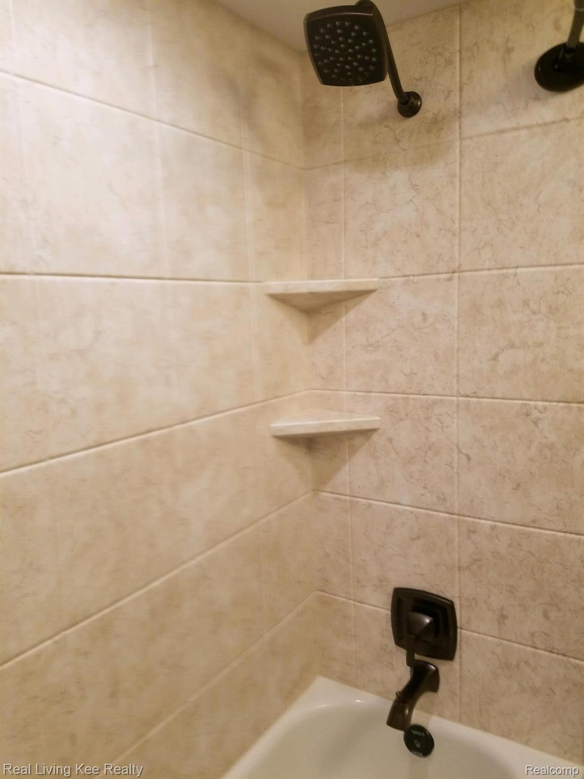 1853 Meadow Dale Court Rochester, MI 48309 - Photo 26 of 43 Bathtub in Full Bath