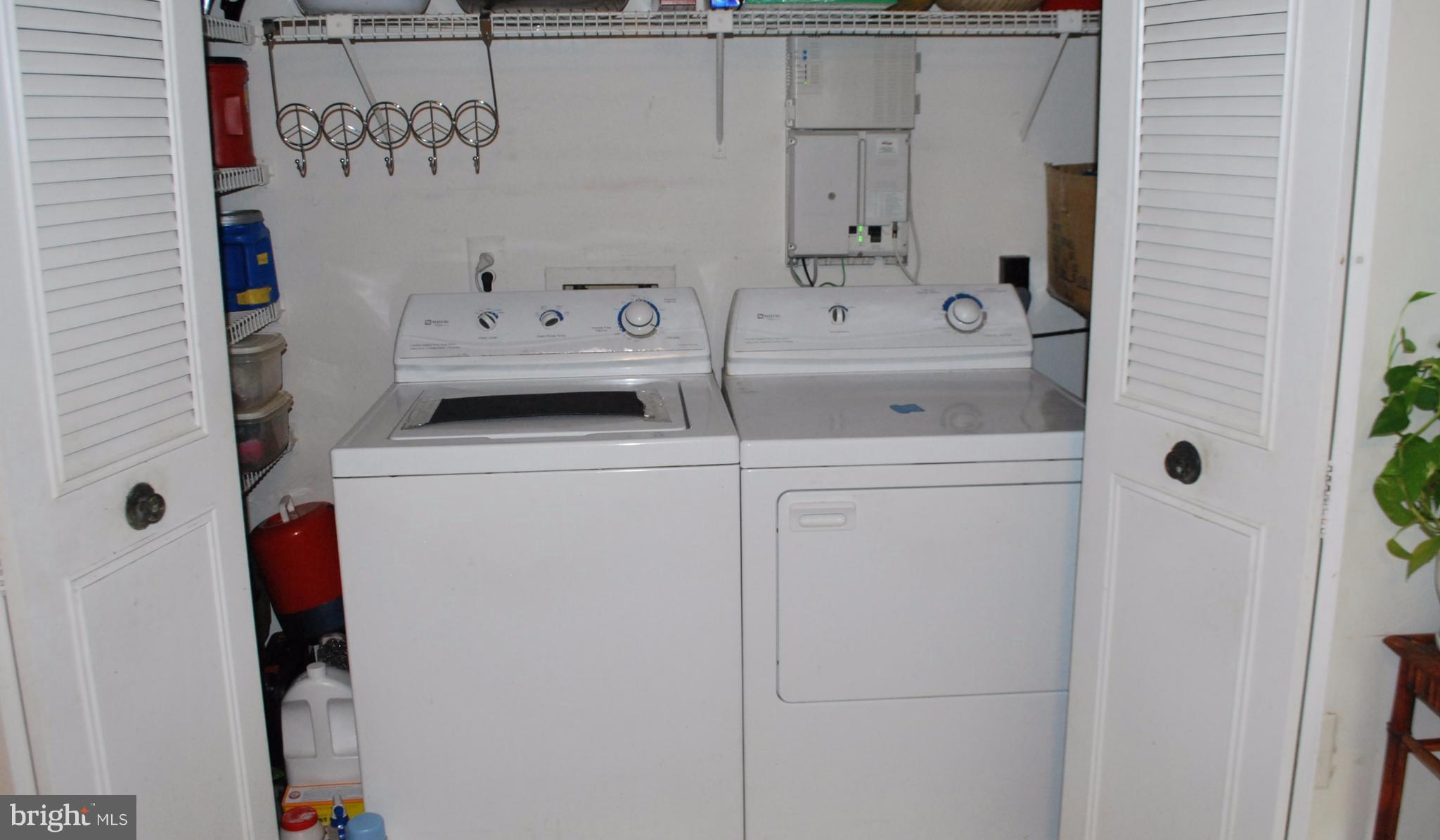 6900 Villa-Del-Rey Court Springfield, VA 22150 - Photo 11 of 29 a utility room with dryer and washer