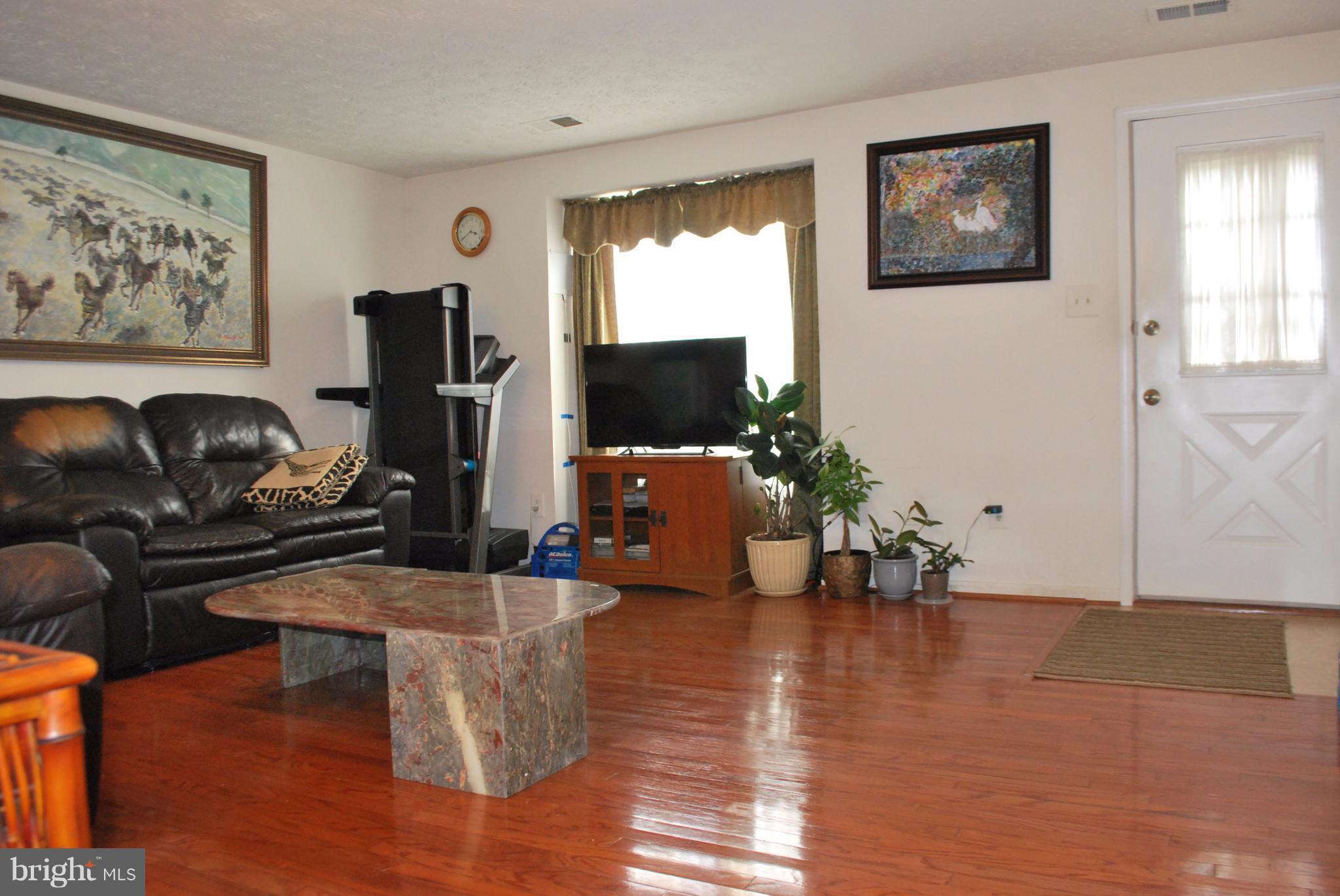 6900 Villa-Del-Rey Court Springfield, VA 22150 - Photo 3 of 29 a living room with furniture and a flat screen tv