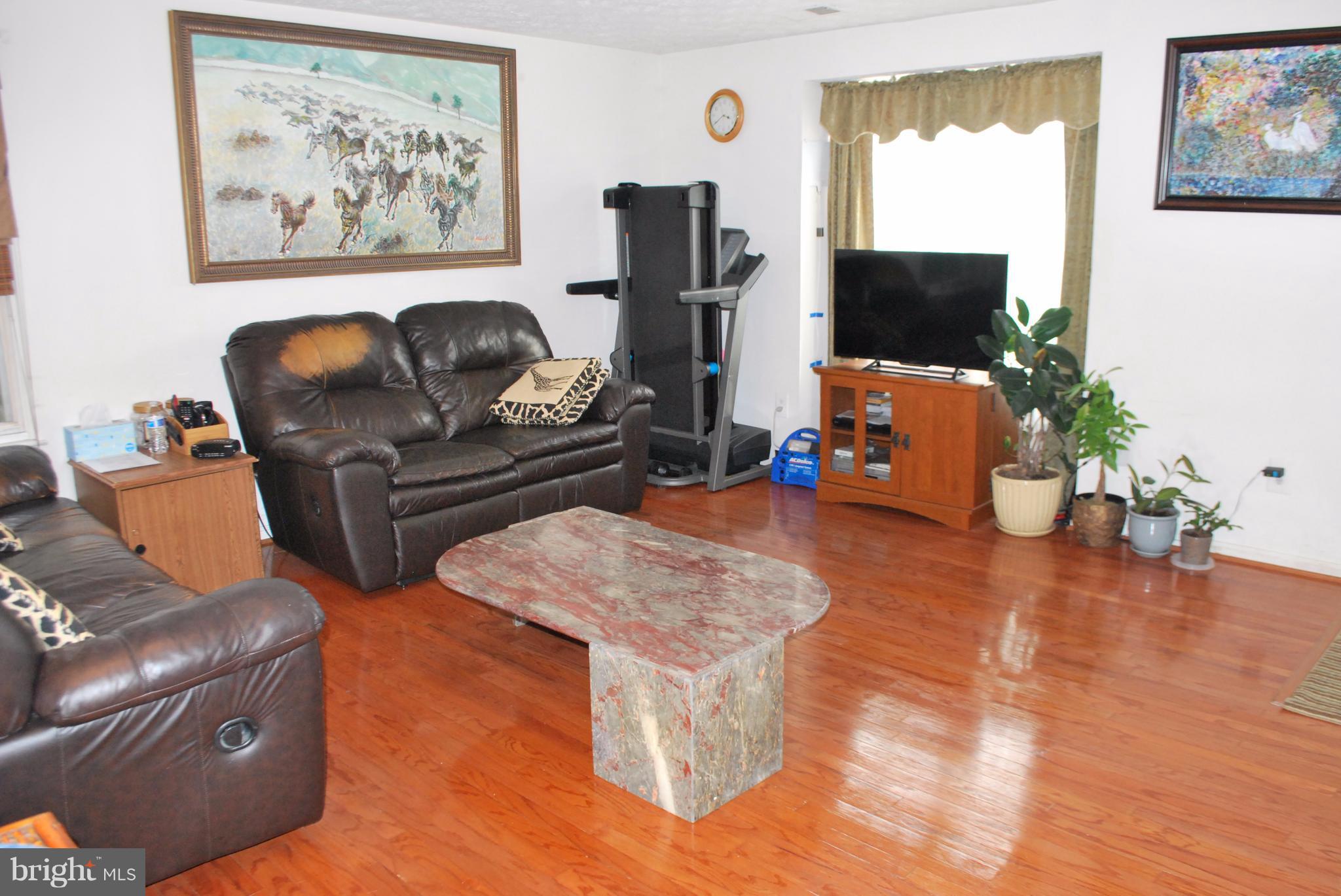 6900 Villa-Del-Rey Court Springfield, VA 22150 - Photo 4 of 29 a living room with furniture and a flat screen tv