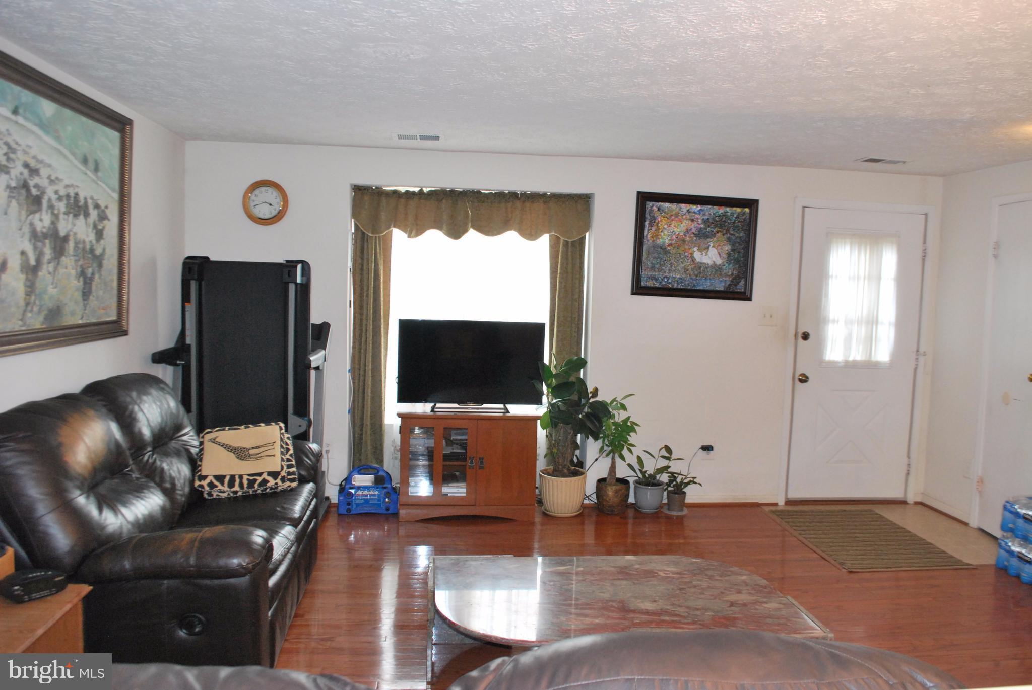 6900 Villa-Del-Rey Court Springfield, VA 22150 - Photo 6 of 29 a living room with furniture and a flat screen tv
