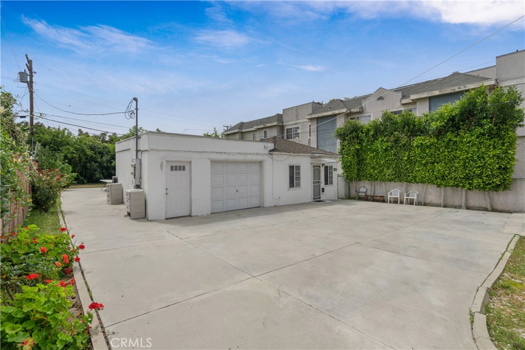 1020 Allen Avenue Glendale, CA 91201 - Photo 7 of 16 a view of a house with a street