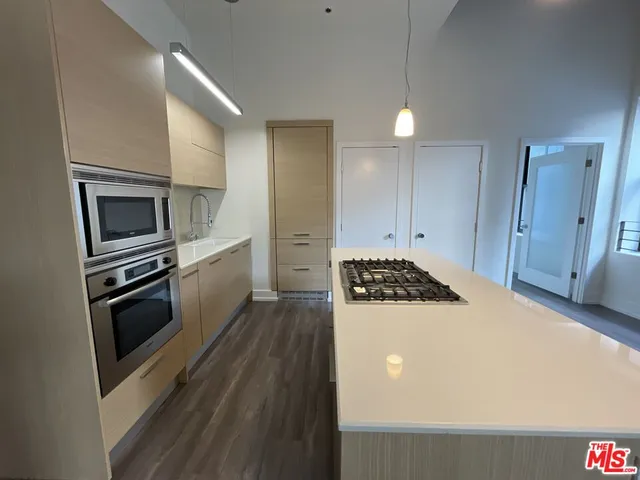 $2,837 | 727 West 7th Street, Unit 1122, Los Angeles, CA 90017