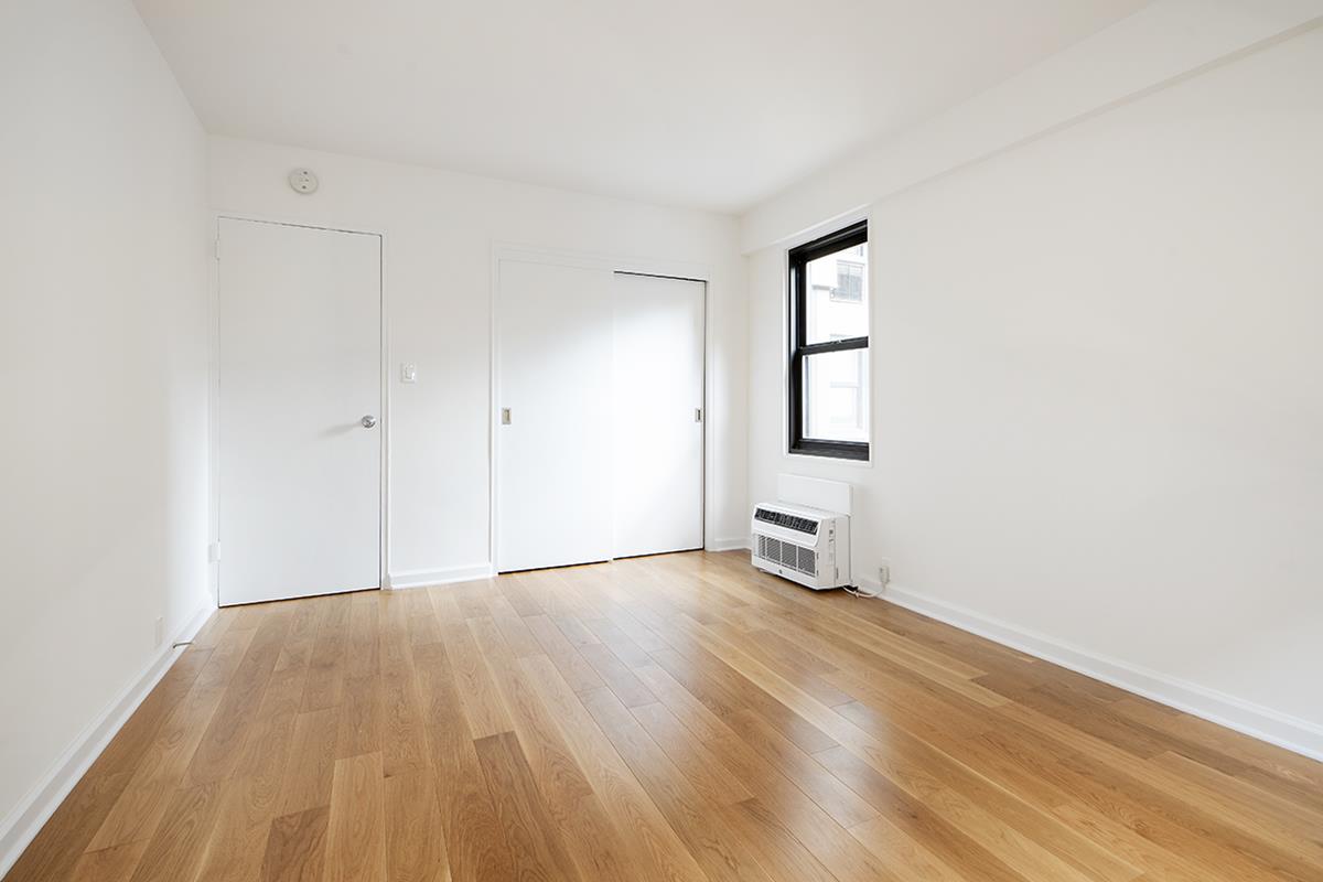 240 East 76th Street, Unit 5B Manhattan, NY 10021 - Photo 5 of 8
