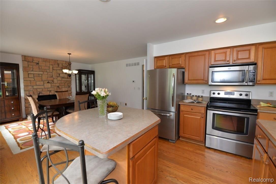 2154 Highsplint Drive Rochester, MI 48307 - Photo 20 of 42 Kitchen Opens to Dining Room