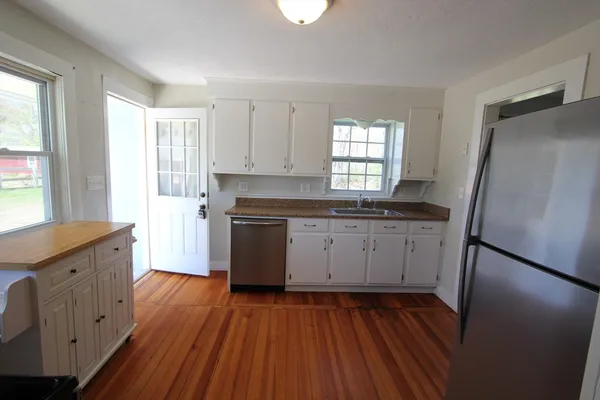 $2,700 | 41 South Street, Franklin, MA 02038