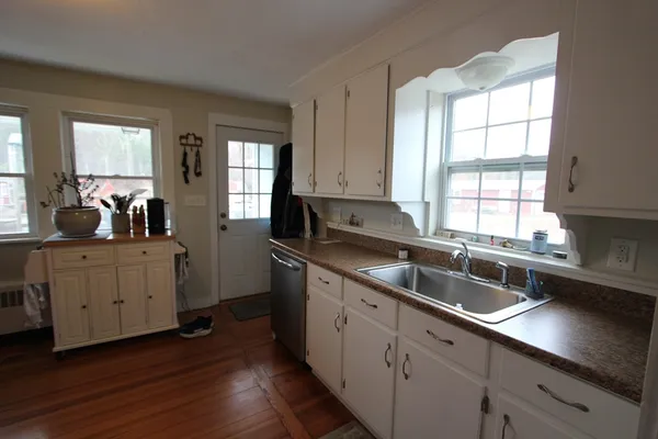 $2,700 | 41 South Street, Franklin, MA 02038