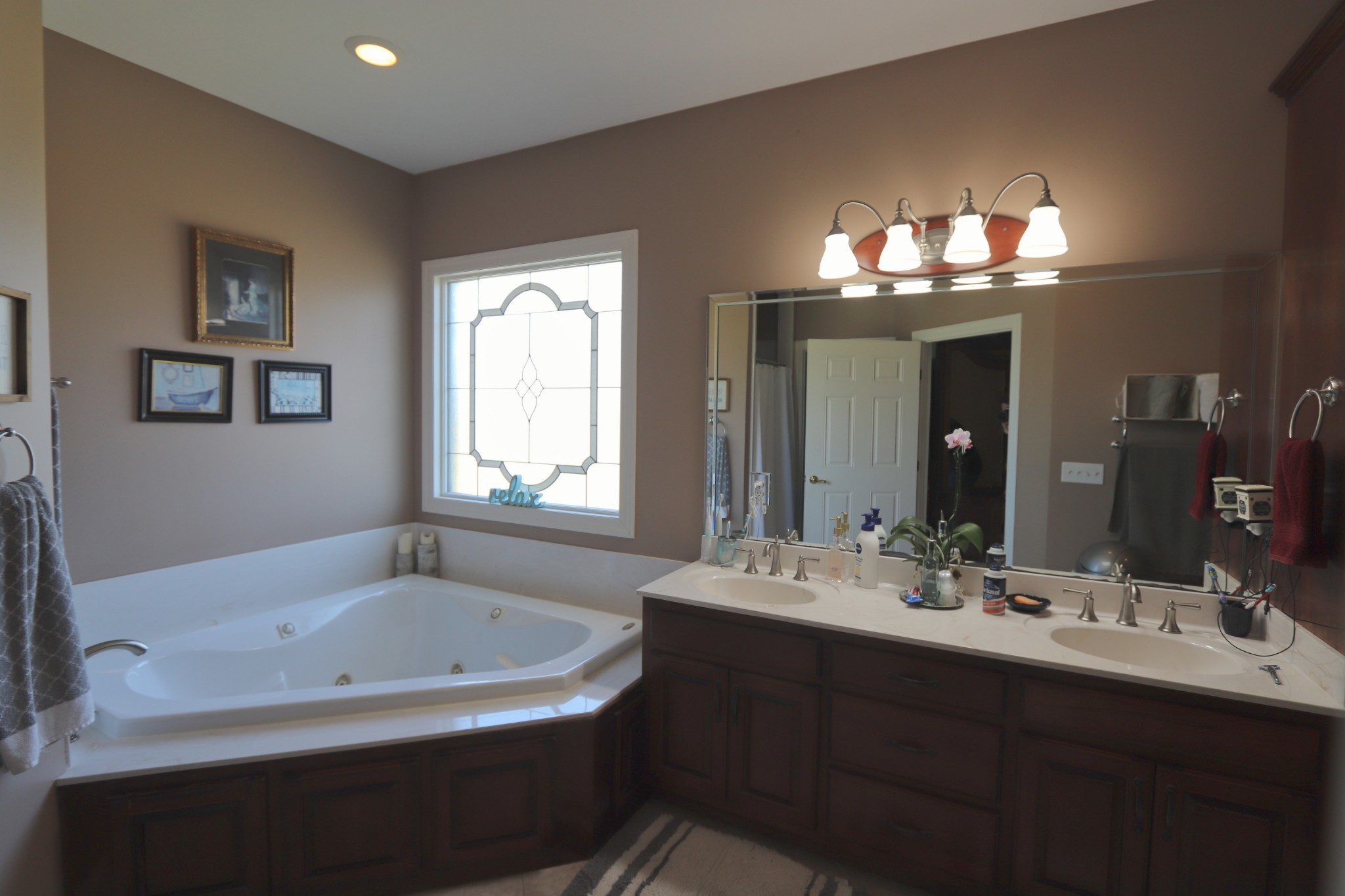 621 Hamilton Chambers Road Lebanon, TN 37087 - Photo 20 of 37 a bathroom with a tub a sink and mirror