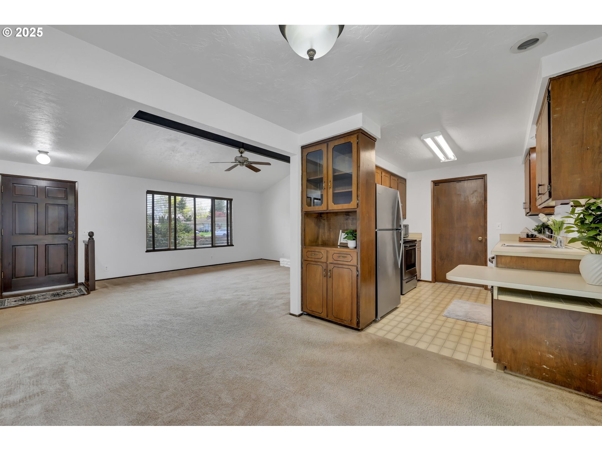 2480 Chuckanut Street Eugene, OR 97408 - Photo 11 of 44 a view of a livingroom with a workspace