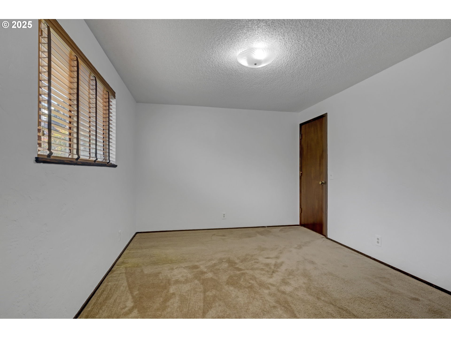 2480 Chuckanut Street Eugene, OR 97408 - Photo 20 of 44 a view of an empty room and window