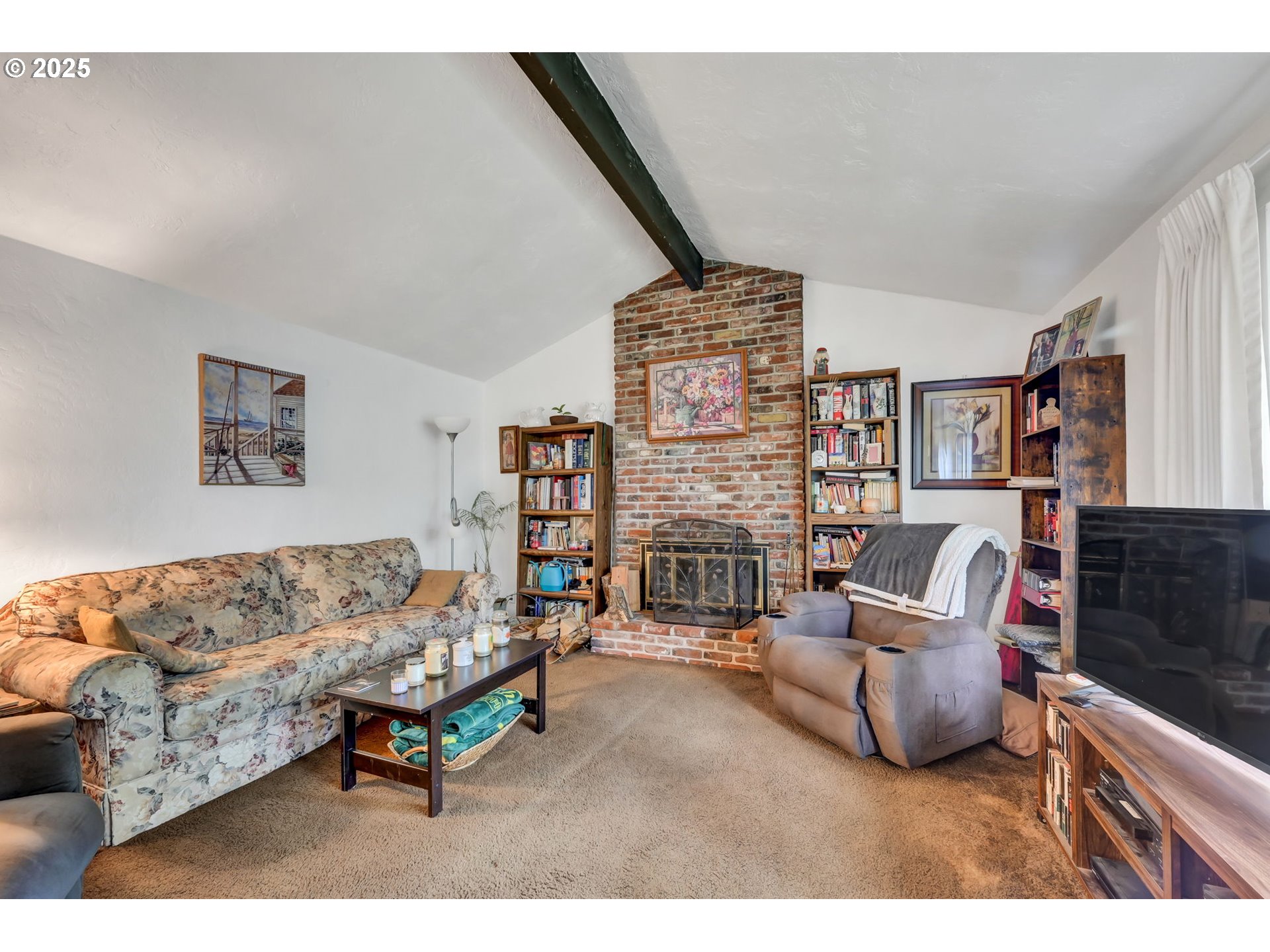 2480 Chuckanut Street Eugene, OR 97408 - Photo 27 of 44 a living room with furniture and a couch