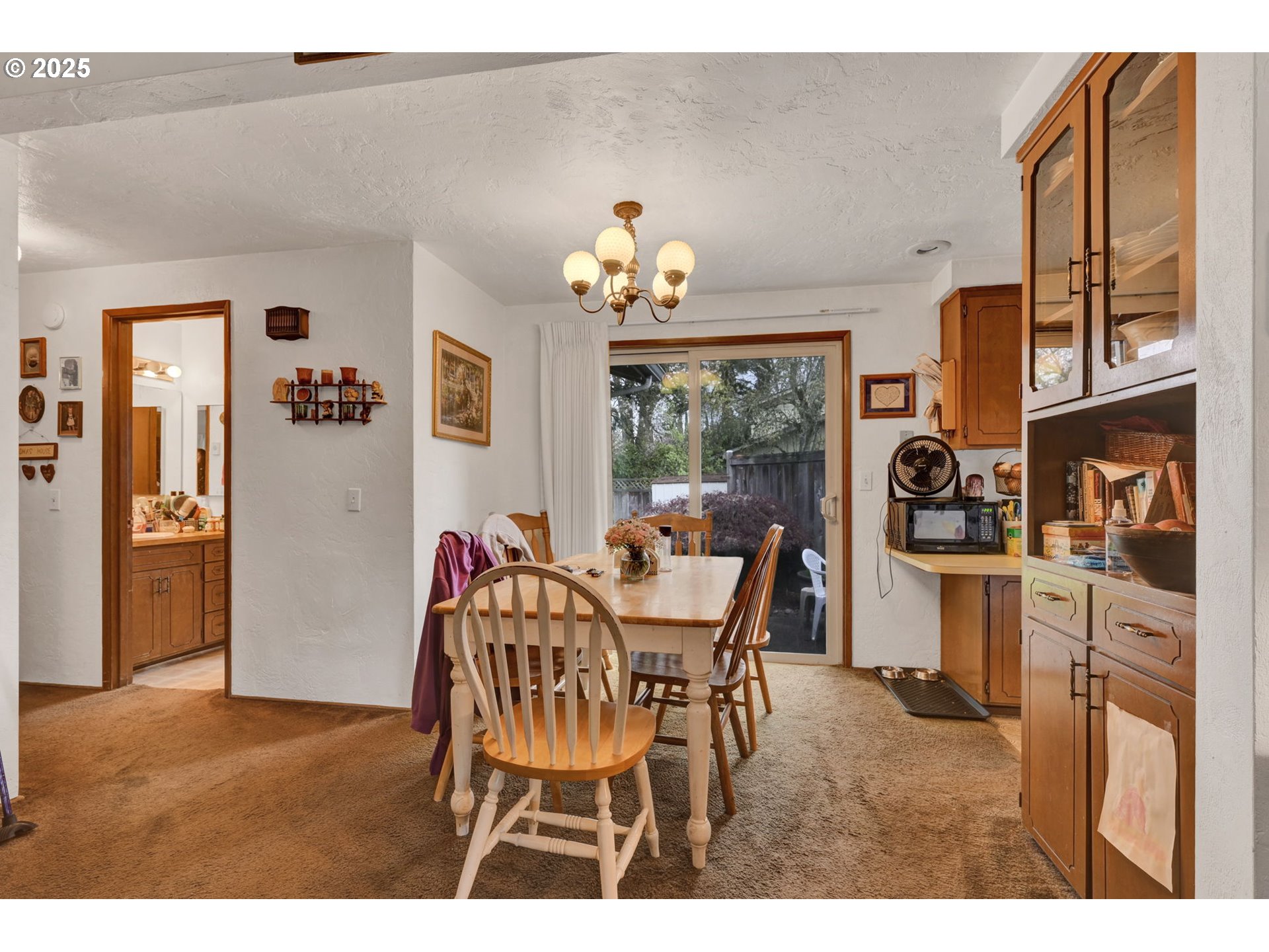2480 Chuckanut Street Eugene, OR 97408 - Photo 29 of 44 a dining room with furniture and window