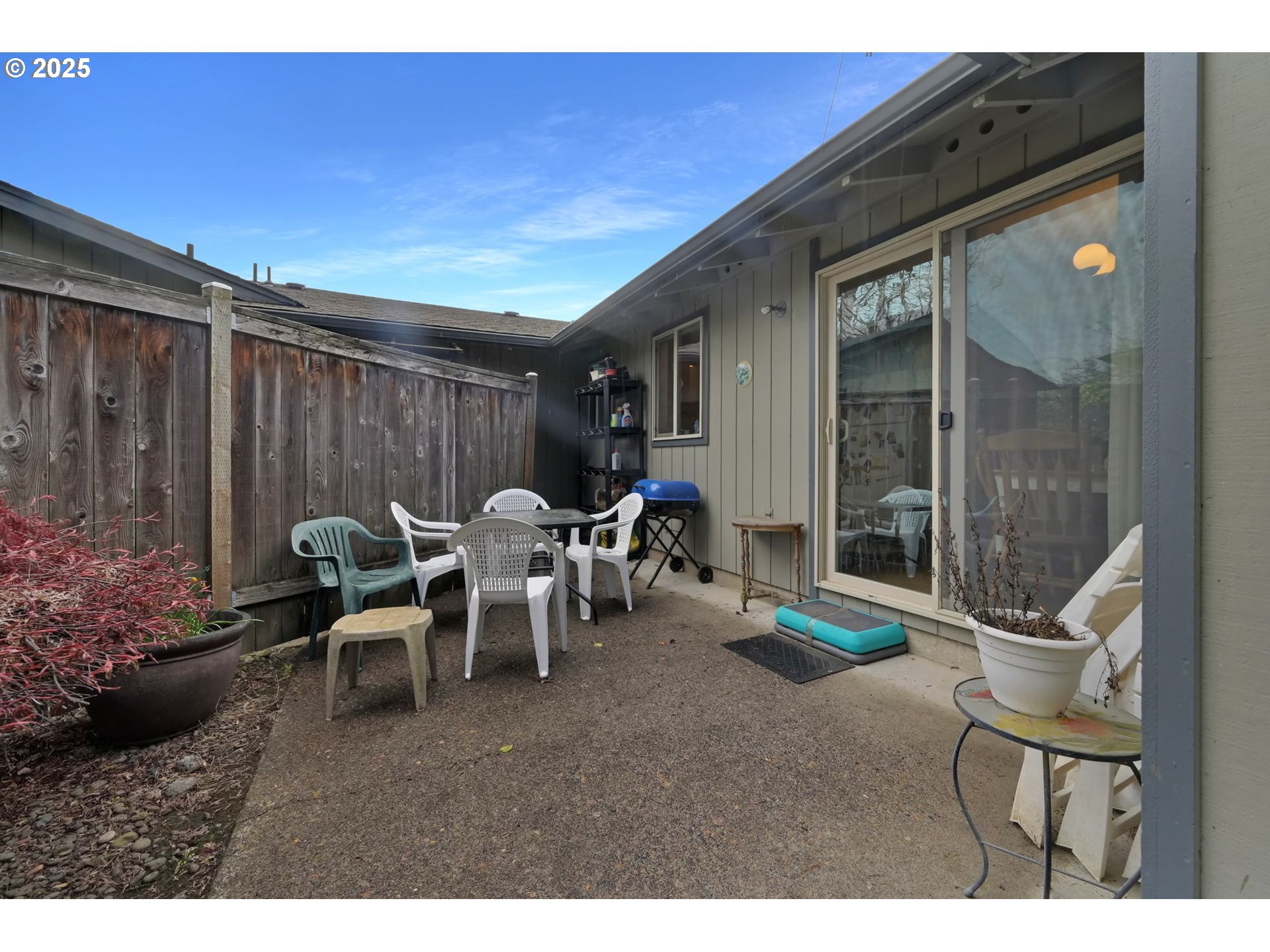 2480 Chuckanut Street Eugene, OR 97408 - Photo 35 of 44 a view of an chairs and tables in patio
