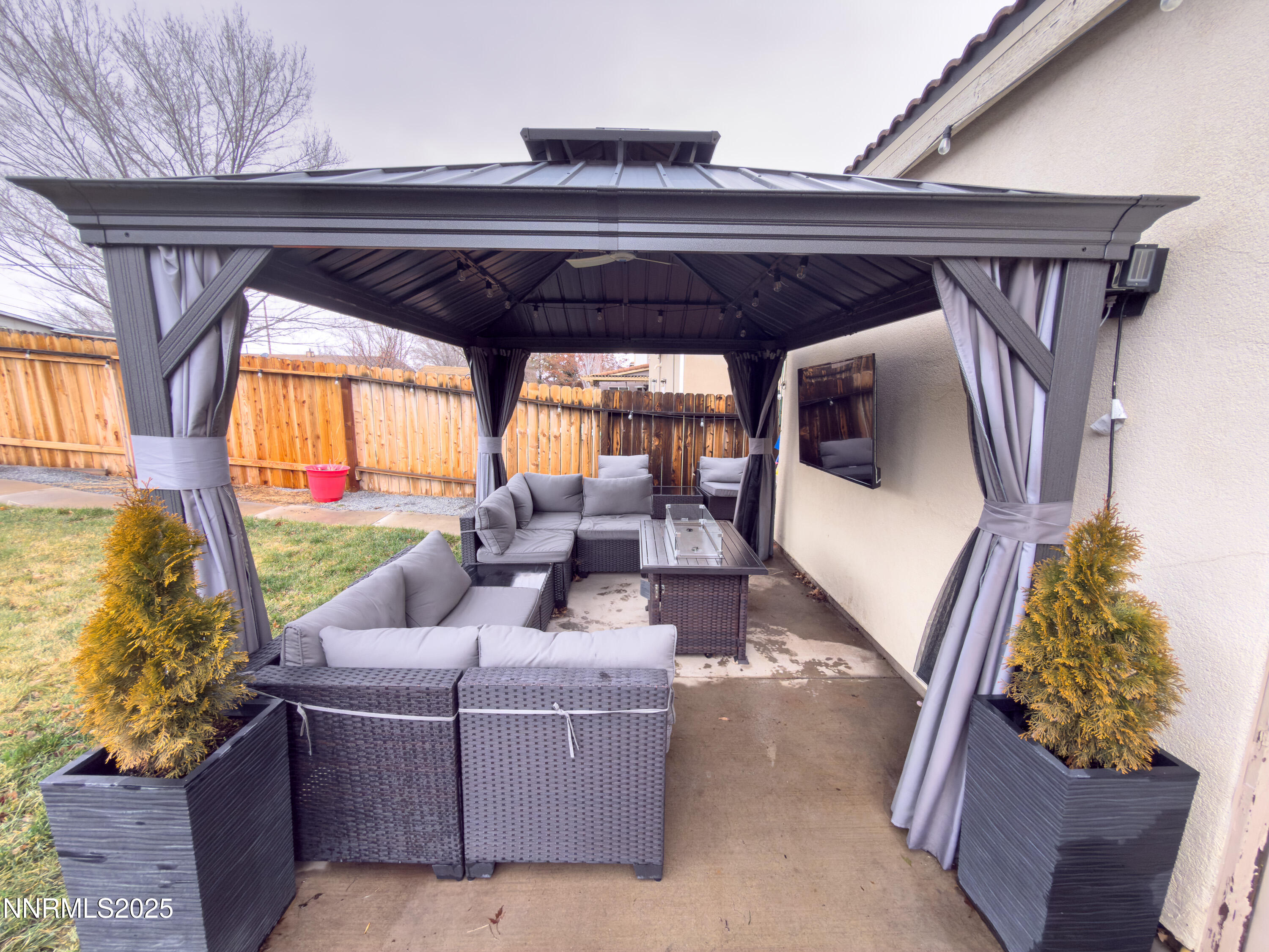 9635 Meadowstar Drive Reno, NV 89506 - Photo 23 of 26 a living room with furniture and a large window