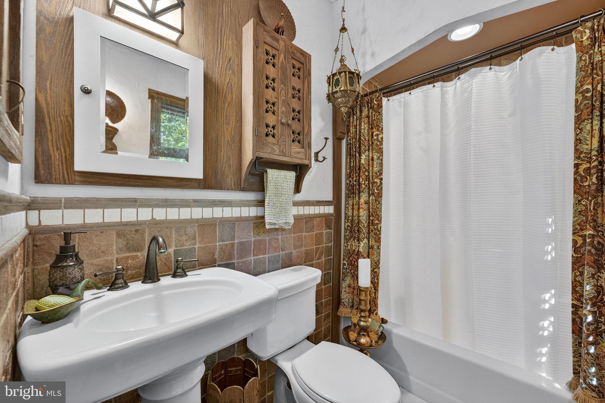 270 7 Ponds Road Amissville, VA 20106 - Photo 17 of 37 1st Floor Bath