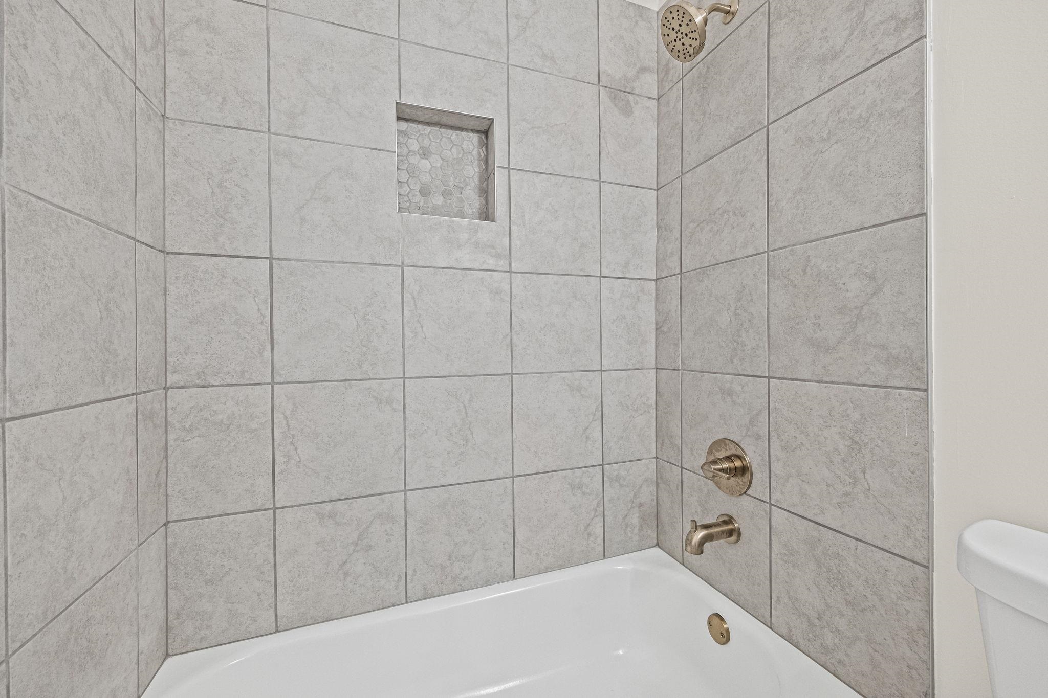 8670 Valmont Circle Memphis, TN 38016 - Photo 20 of 33 Full bathroom with washtub / shower combination and toilet