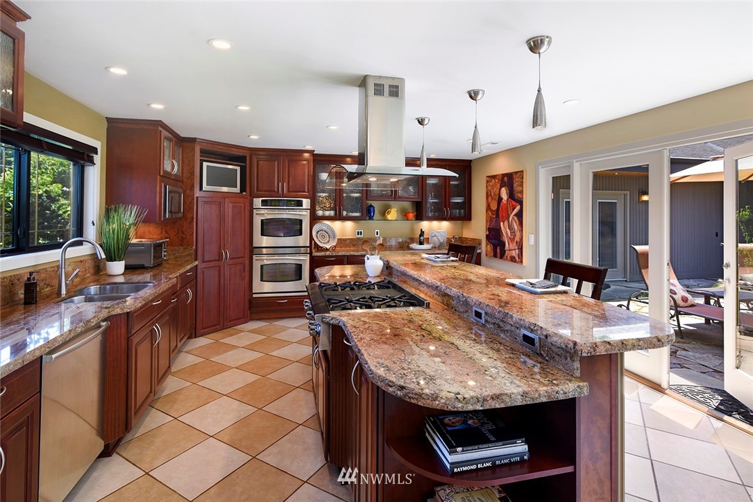 3010 Russet Road Brier, WA 98036 - Photo 9 of 25 Gallery Image 9
