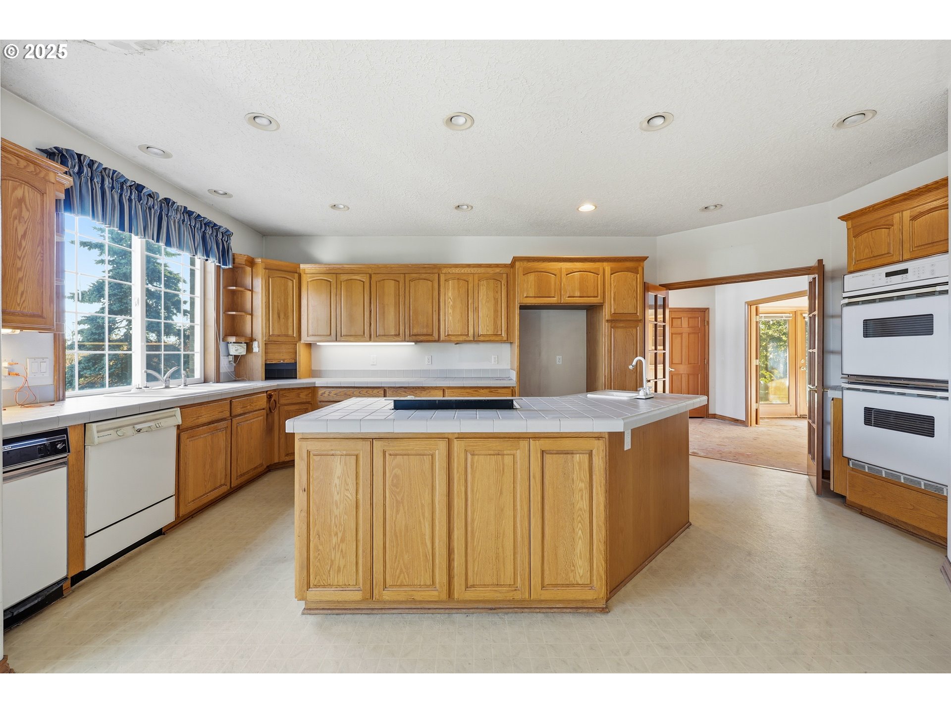 417 Southeast 13th Court Gresham, OR 97080 - Photo 11 of 35