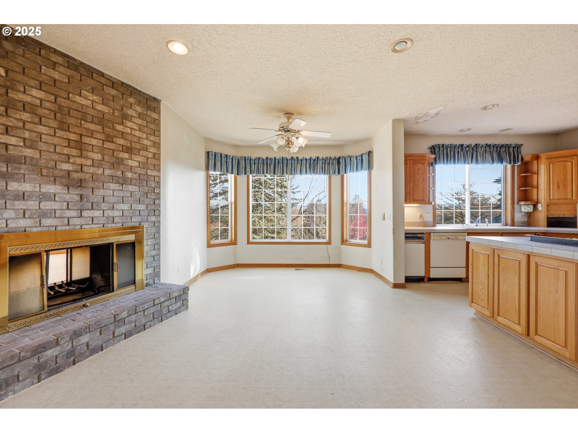 417 Southeast 13th Court Gresham, OR 97080 - Photo 13 of 35