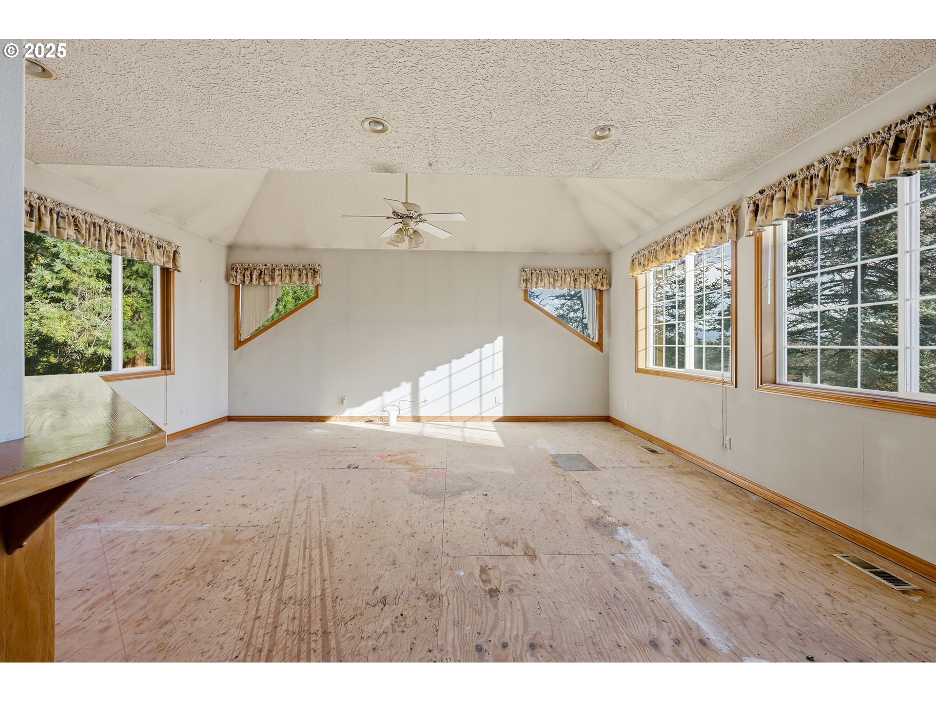 417 Southeast 13th Court Gresham, OR 97080 - Photo 15 of 35