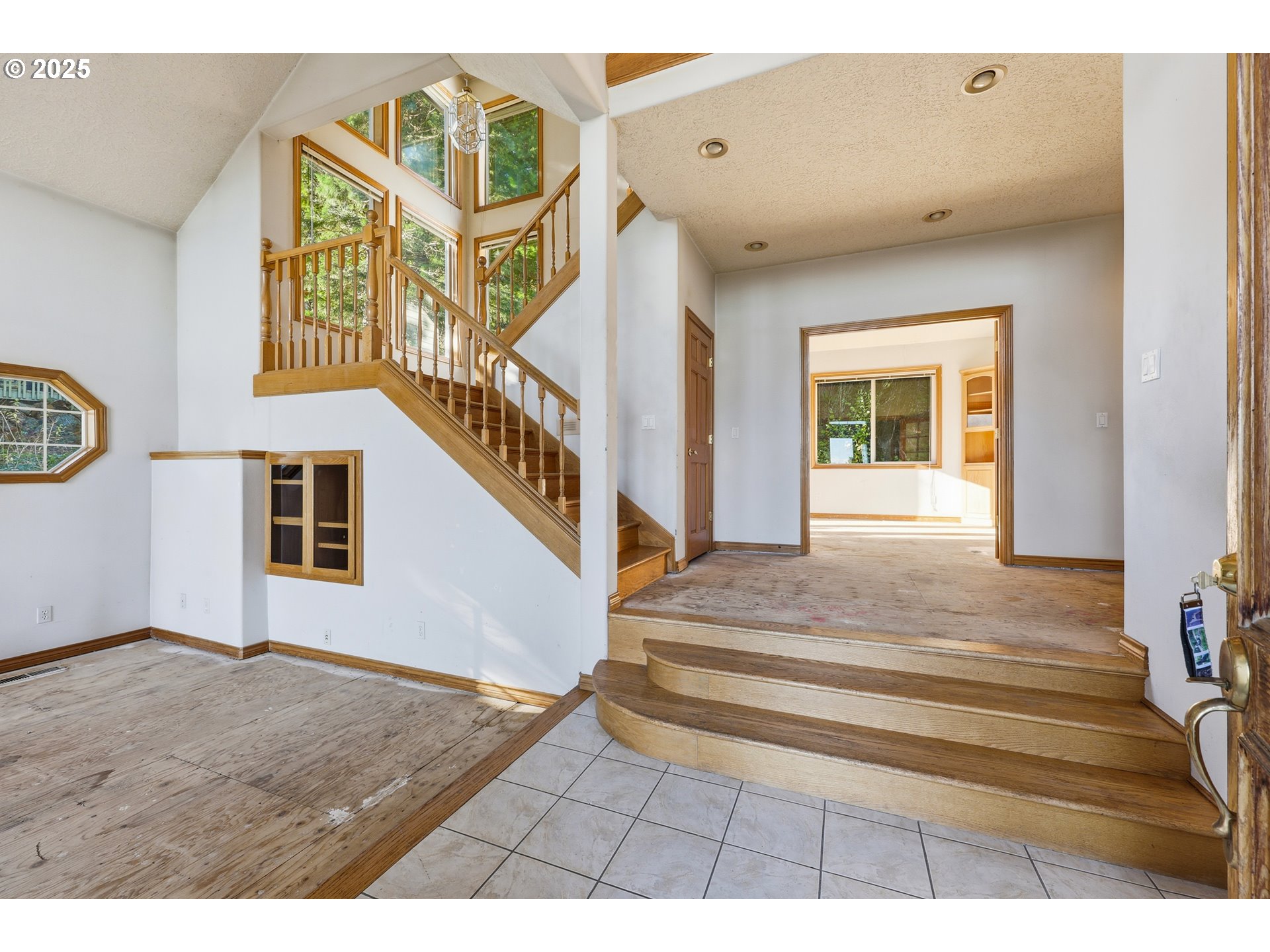 417 Southeast 13th Court Gresham, OR 97080 - Photo 4 of 35