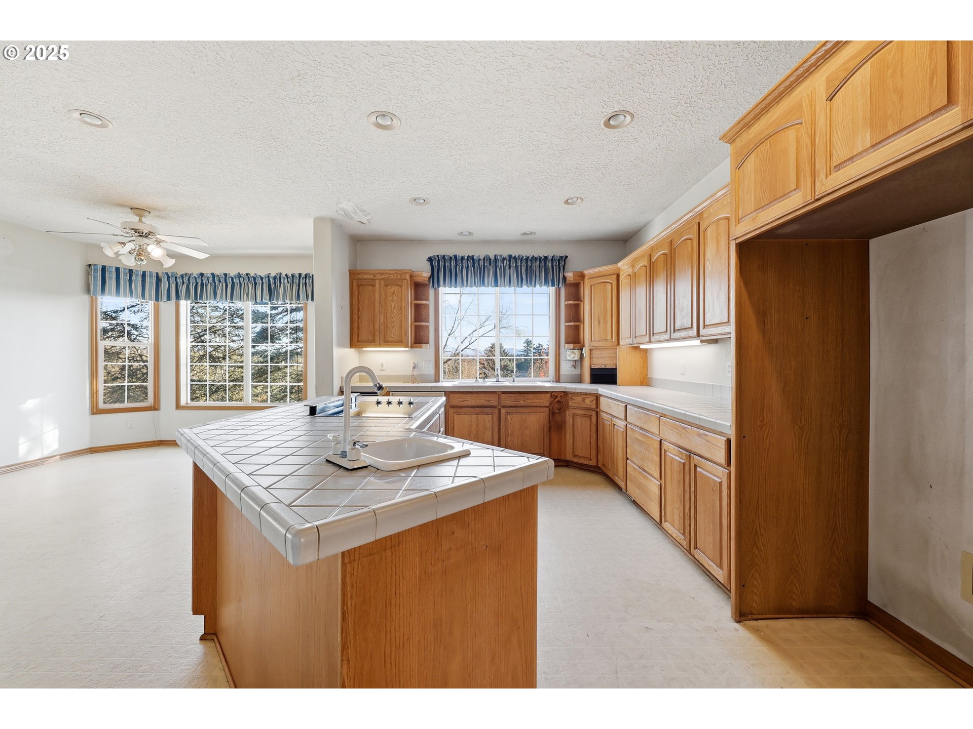 417 Southeast 13th Court Gresham, OR 97080 - Photo 10 of 35