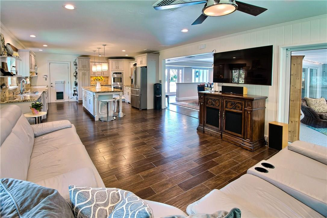 10 Minnetonka Road Sea Ranch Lakes, FL 33308 - Photo 4 of 36 Open plan, family room