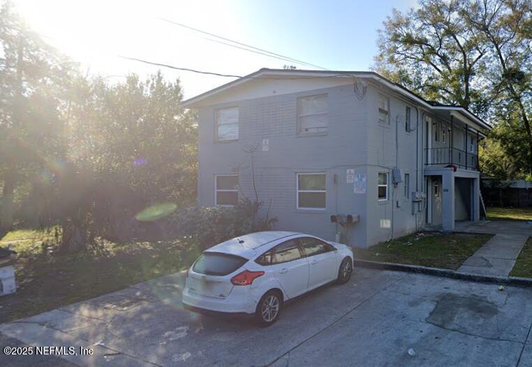 a car parked in front of white house